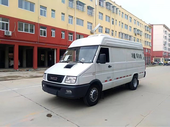 依維柯寶迪國(guó)五8方面包冷藏車 (3).jpg