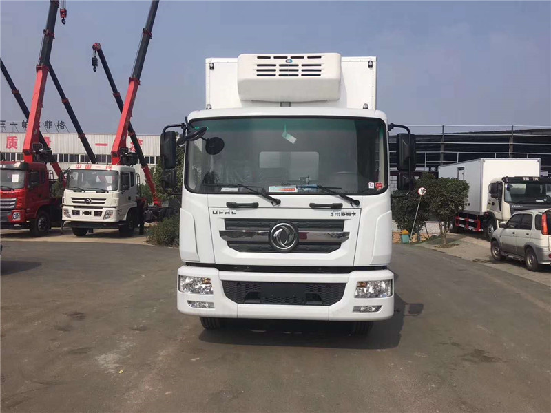 多利卡6米8冷藏車