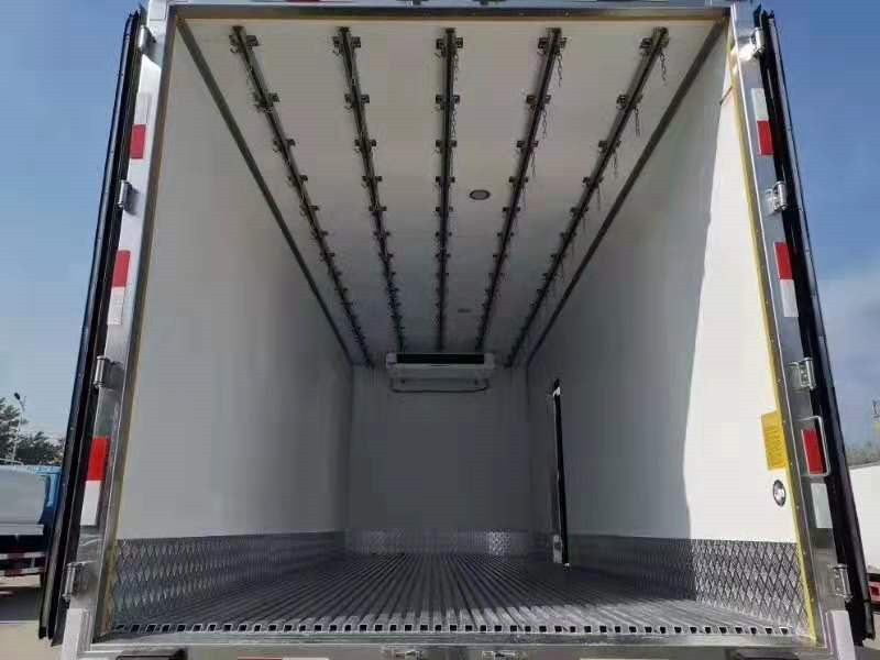 東風(fēng)天錦6米8樓高頂雙臥冷藏車