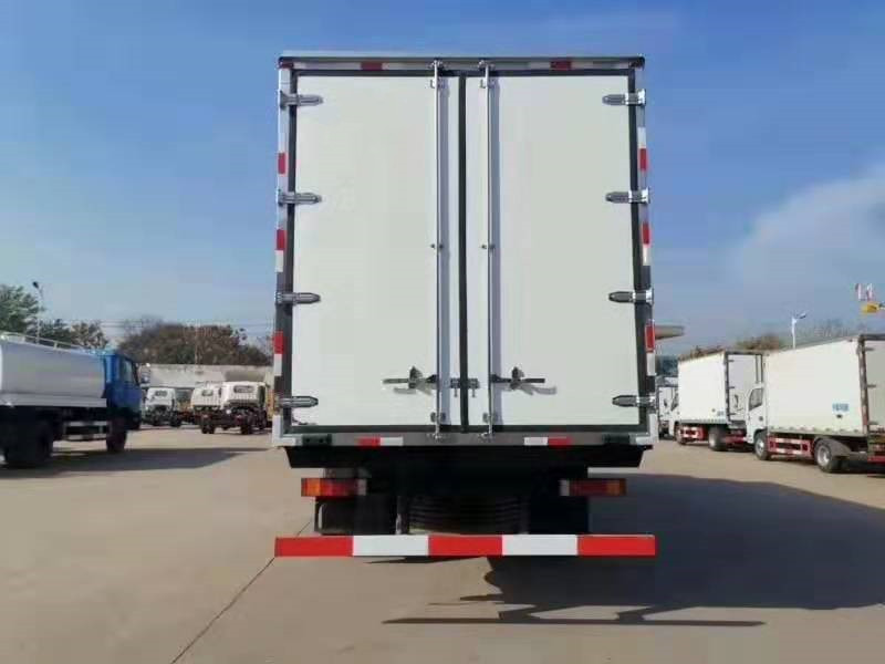 東風(fēng)天錦6米8冷藏車